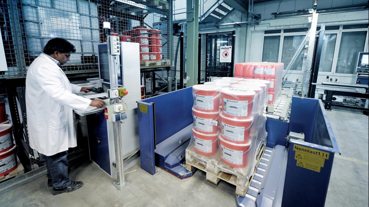   Vychystávání objednávek v Keimfarben ve skladu viastore, Chemický průmysl