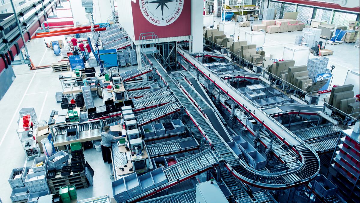 Préparation des commandes dans l'entrepôt automatique miniload du centre de distribution du viastore à Gemü, Industrie Manufacturière