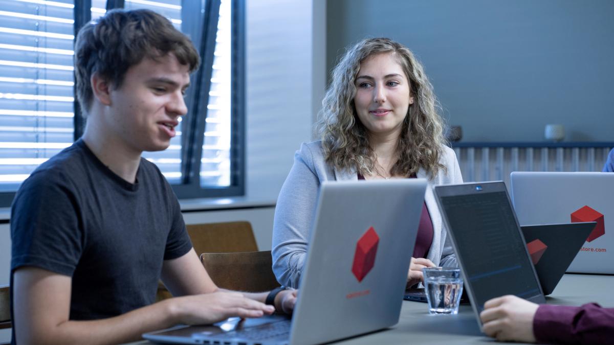 Studenten bei viastore 