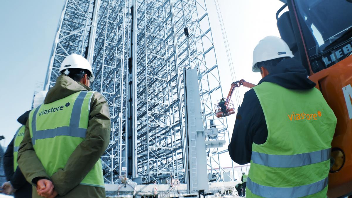 Chef de chantier en train de superviser l'installation des transstockeurs