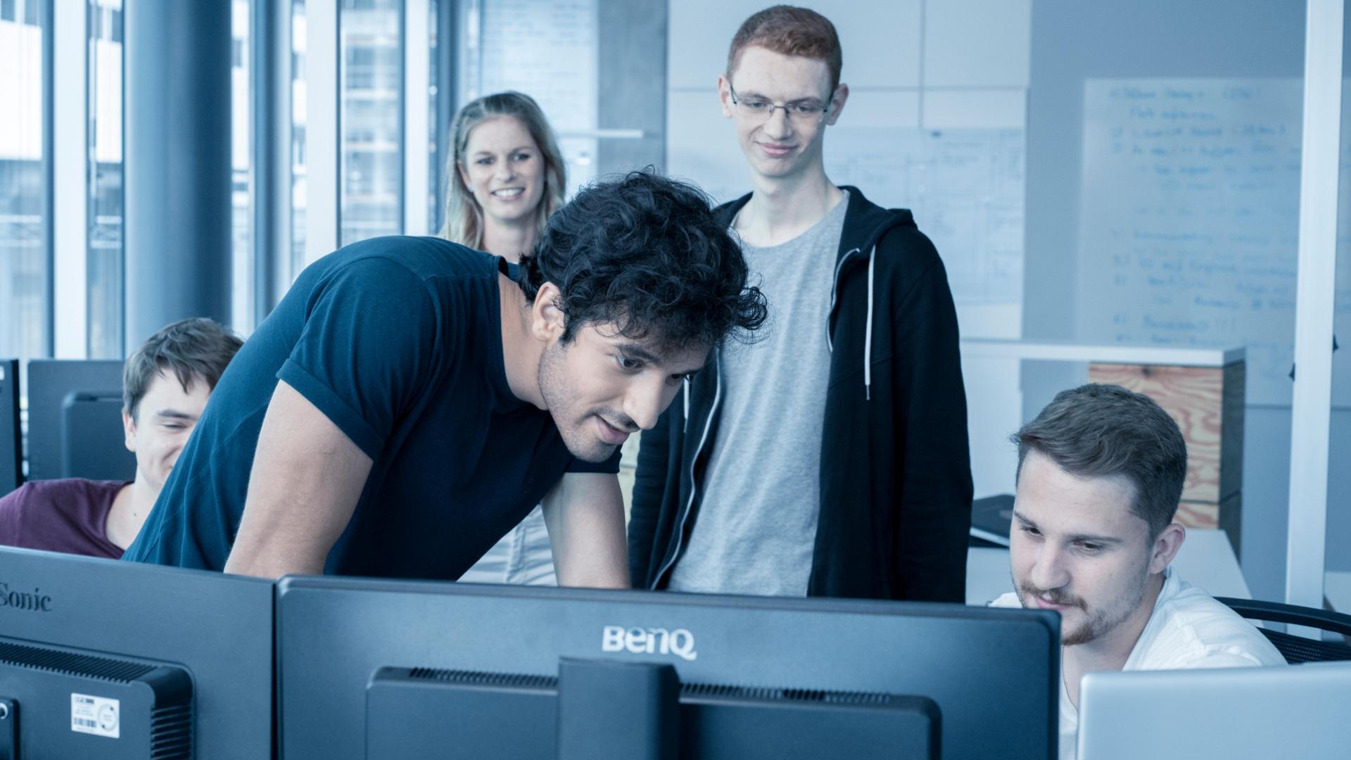 Aprendizes de tecnologia da informação na viastore