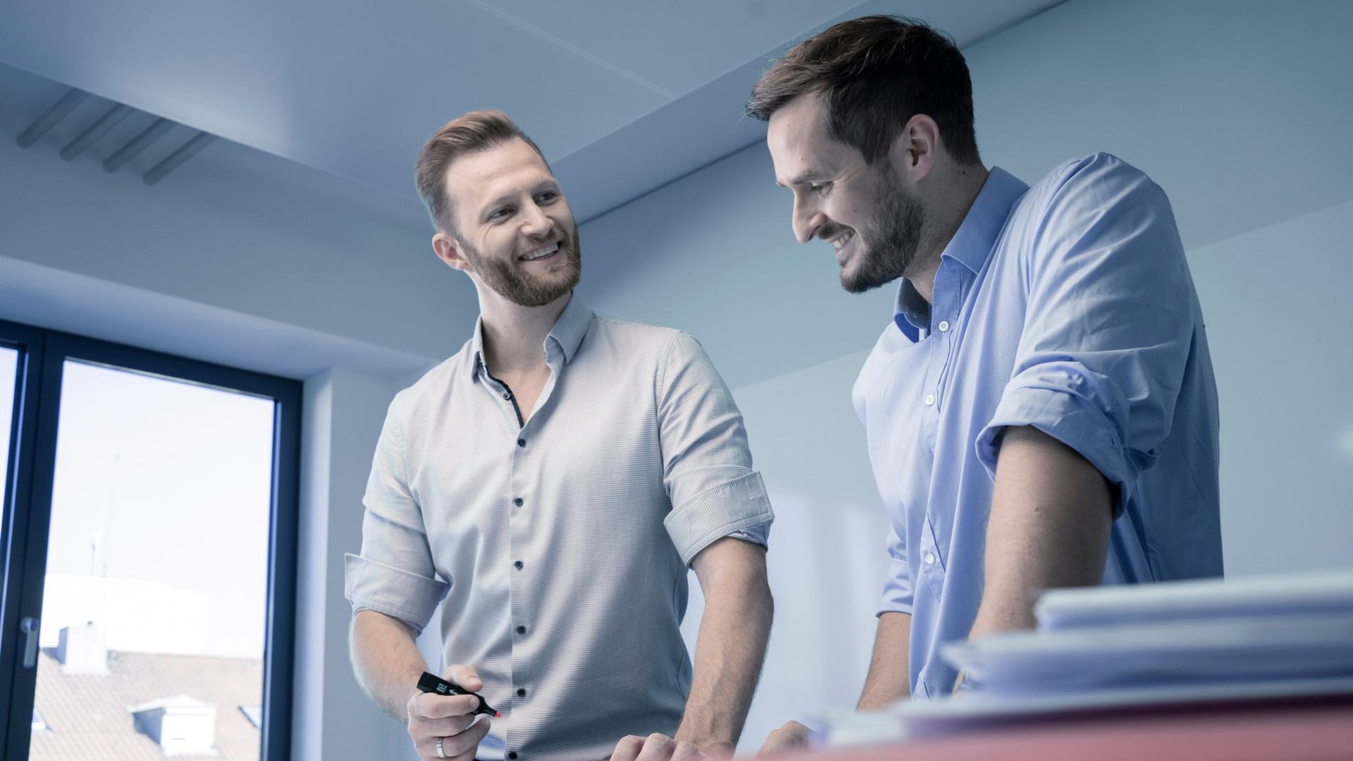 Projektbesprechung der viastore Projektmanager Gregor Rentschler und Stefan Heckmann