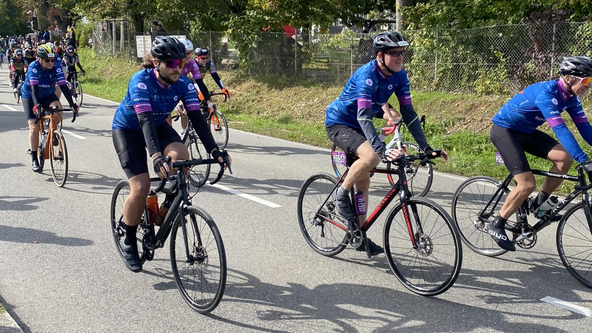 viastore Mitarbeiter beim Fahrrad fahren