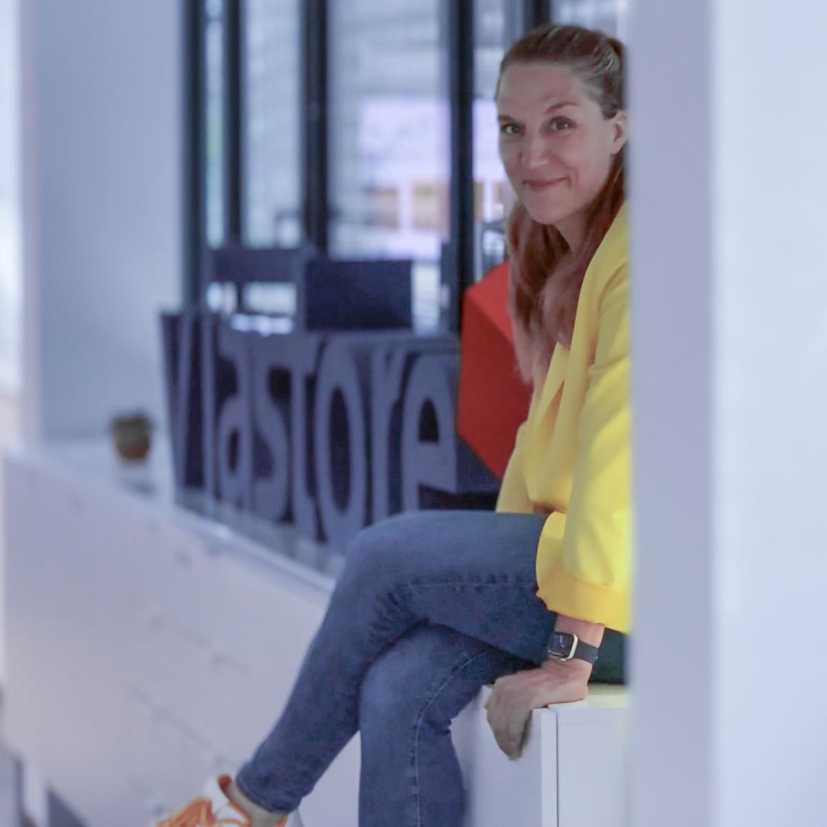 Angelika mit viastore Logo