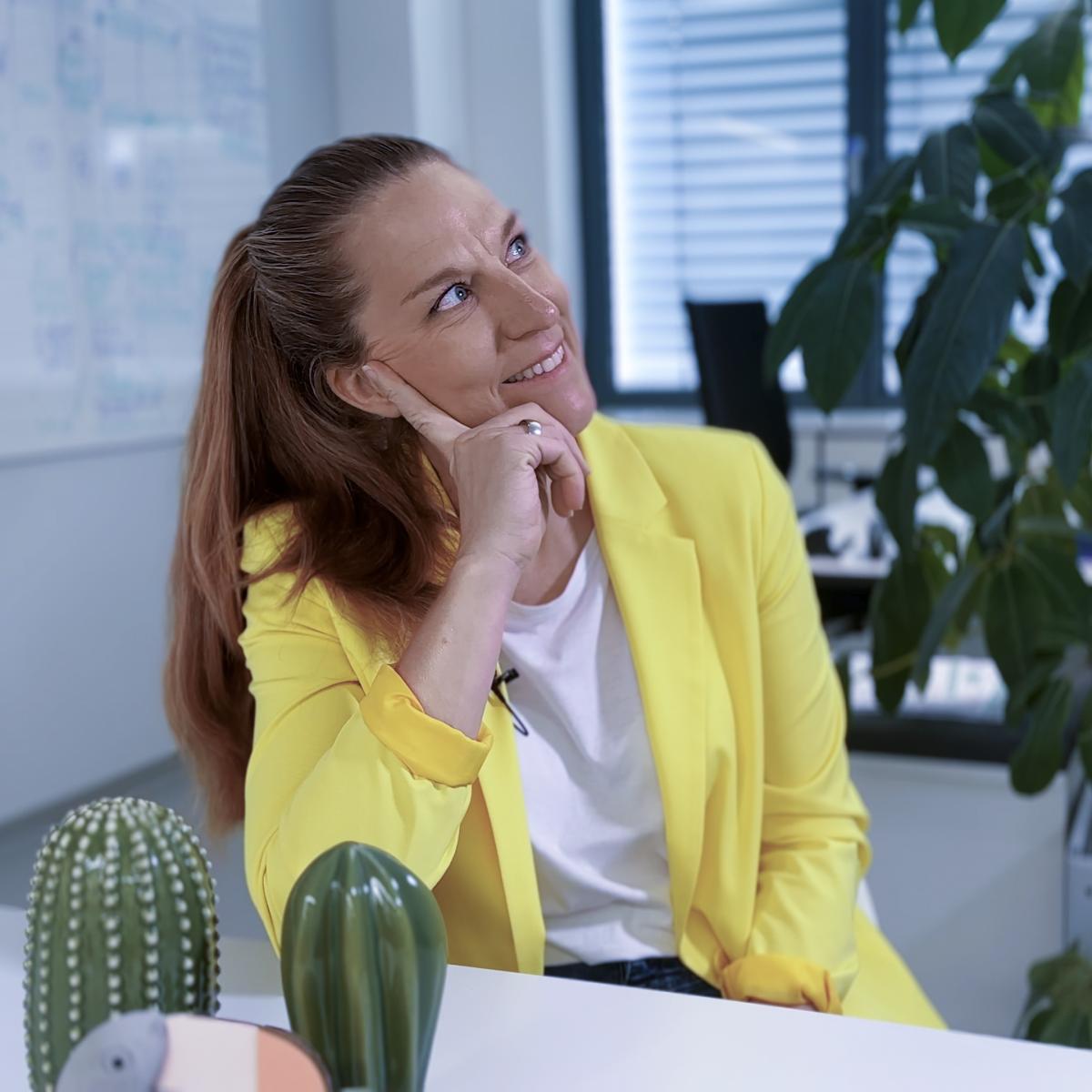 Angelika am Schreibtisch