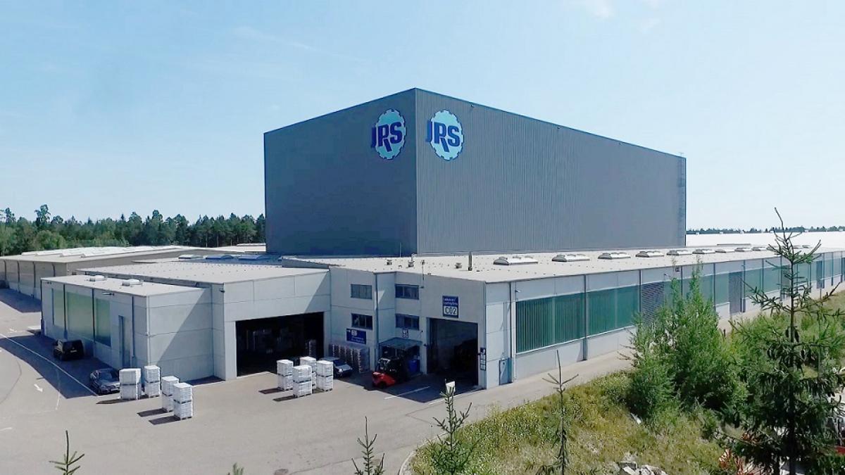 Frontalansicht des Logistikzentrums von Rettenmaier, viastore Hochregallager im Zentrum