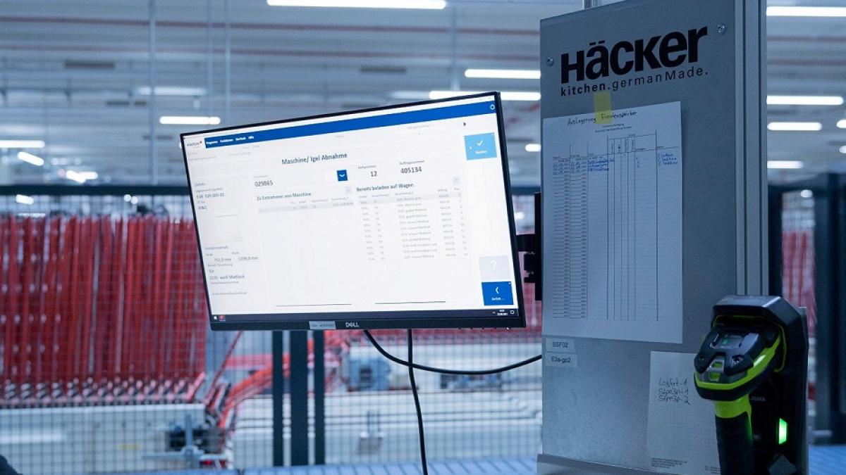 WMS viadat von viastore SOFTWARE informiert Mitarbeiter von Häcker Küchen im Automatiklager über nächsten Bearbeitungsschritt