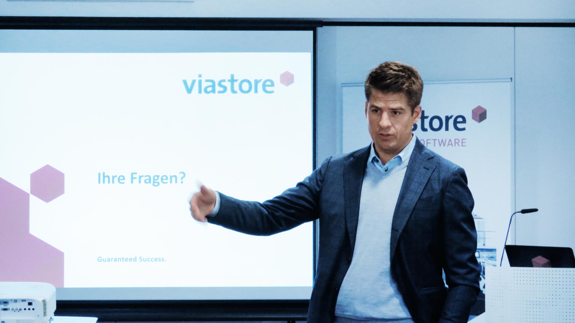 viastore CEO Philipp Hahn-Woernle informiert beim Presseabend 