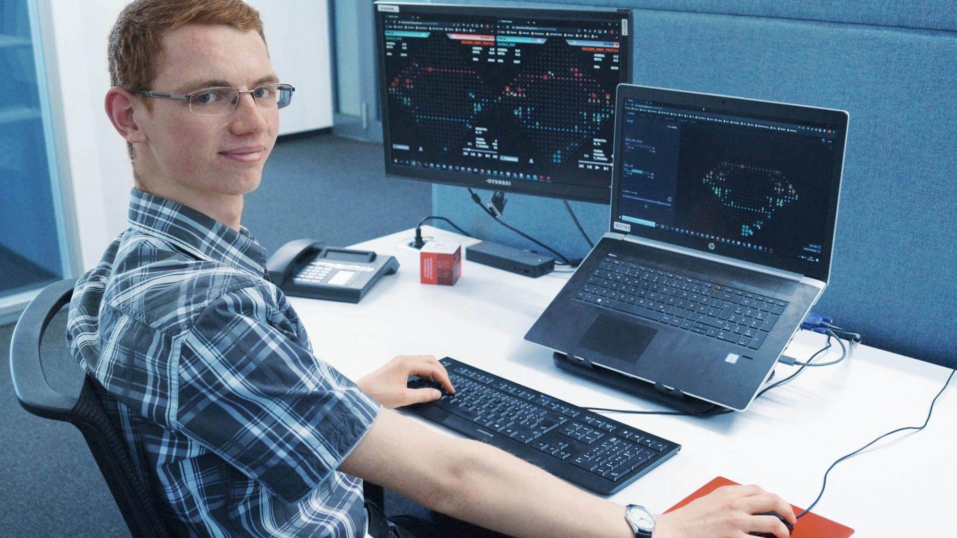 viastore trainee Felix Richter in front of his laptop