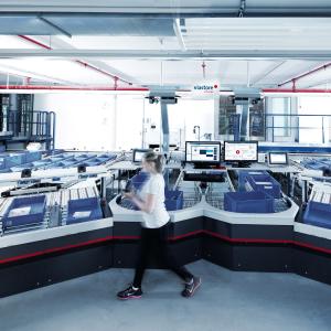 Auftragskommissionierung im viastore Kleinteilelager mit WMS viadat und Pick-by-light bei Bort, Pharmaindustrie