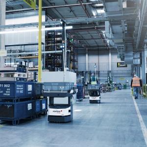 Produktionsversorgung mit Open Shuttle und WMS viadat von viastore bei Tucker, Industrielle Fertigung 