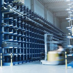 Auftragskommissionierung im Palettenlager von viastore mit WMS viadat bei Symbiolog, Handel