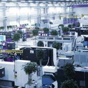 Blick in die Produktionshalle des viastore-Kunden VACOM
