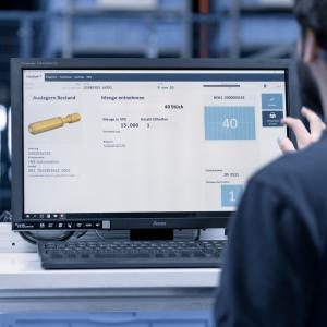 Auftragskommissionierung mit Warehouse management software viadat von viastore bei Hummel, Industrielle Fertigung