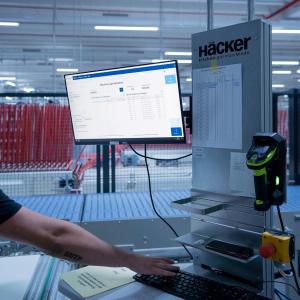 WMS viadat von viastore SOFTWARE informiert Mitarbeiter von Häcker Küchen im Automatiklager über nächsten Bearbeitungsschritt