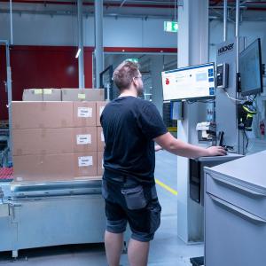 Mitarbeiter an seinem Arbeitsplatz im Lager von Häcker Küchen, das vom WMS viadat der viastore SOFTWARE geführt wird