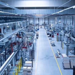 Blick in das vollautomatische Produktionslager von Häcker Küchen, das vom Warehouse Management System viadat der viastore SOFTWARE gesteuert wird