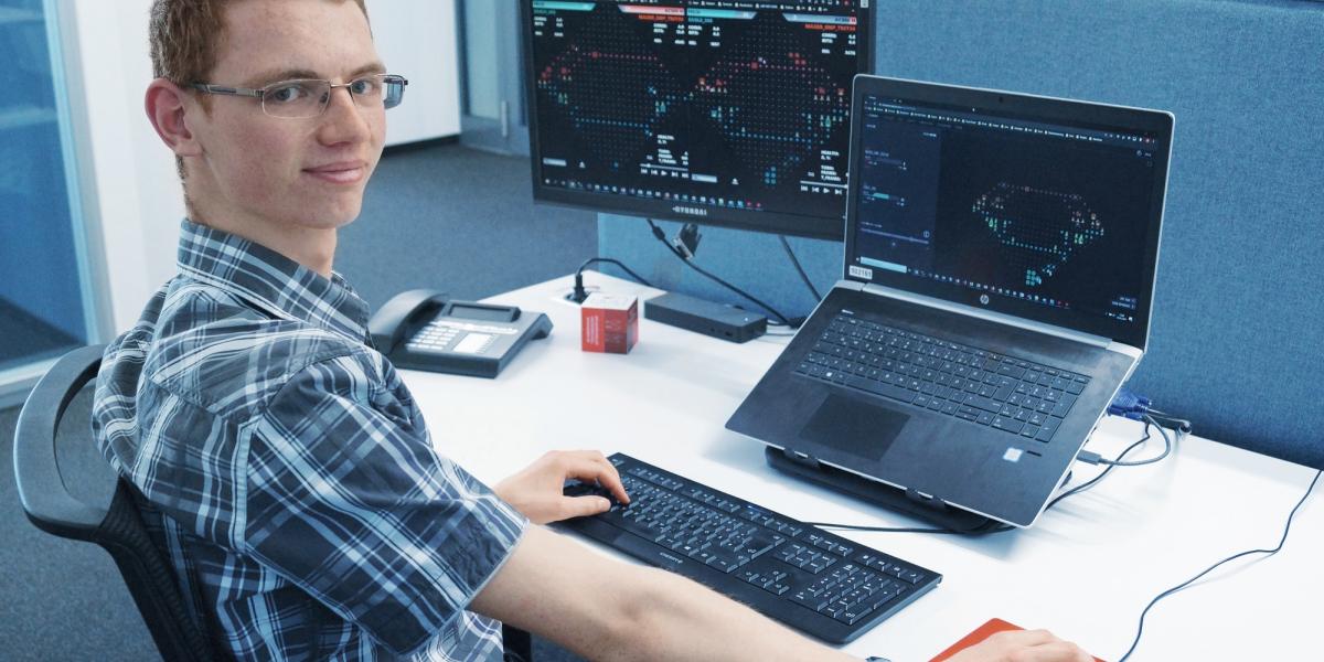 viastore trainee Felix Richter in front of his laptop