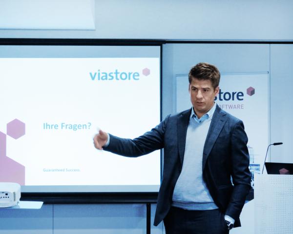 viastore CEO Philipp Hahn-Woernle informiert beim Presseabend 