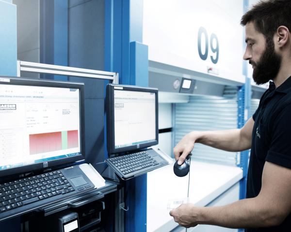 Kommissionierung am Lagerlift mit SAP EWM von viastore bei Kaeser, Industrielle Fertigung 