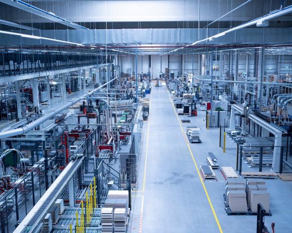 Blick in das vollautomatische Produktionslager von Häcker Küchen, das vom Warehouse Management System viadat der viastore SOFTWARE gesteuert wird
