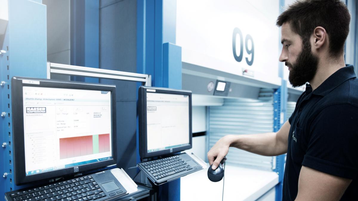 Kommissionierung am Lagerlift mit SAP EWM von viastore bei Kaeser, Industrielle Fertigung 