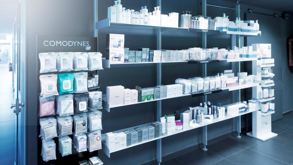 Produktsortiment vom viastore Kunde Dermofarm in einer Apotheke, Pharmaindustrie 