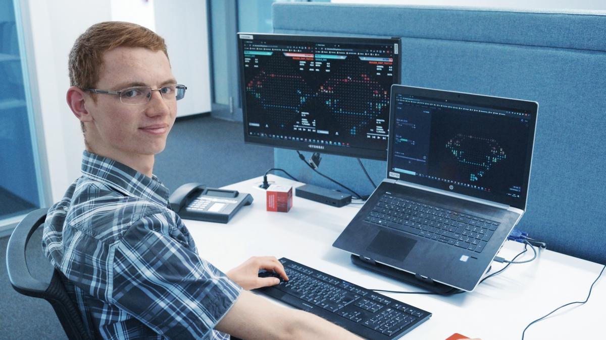 viastore trainee Felix Richter in front of his laptop