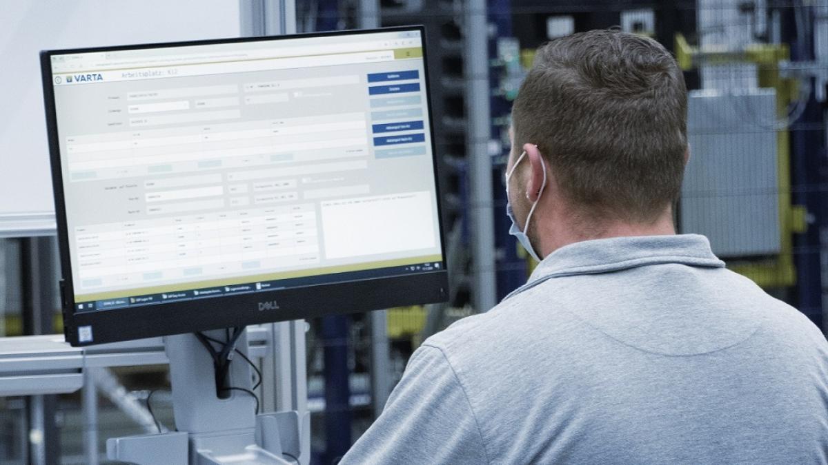VARTA employee looks at the screen with SAP EWM at the workplace 