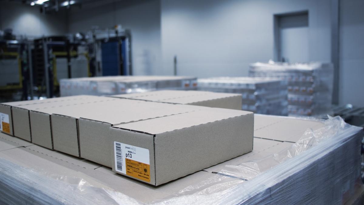 Packaged goods ready for shipping in the viastore high-bay warehouse at VARTA in Ellwangen 
