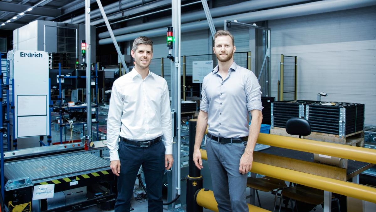Ken Erdrich, Geschäftsführer der Roland Erdrich GmbH (links) und Stefan Heckmann, Projektleiter bei viastore.