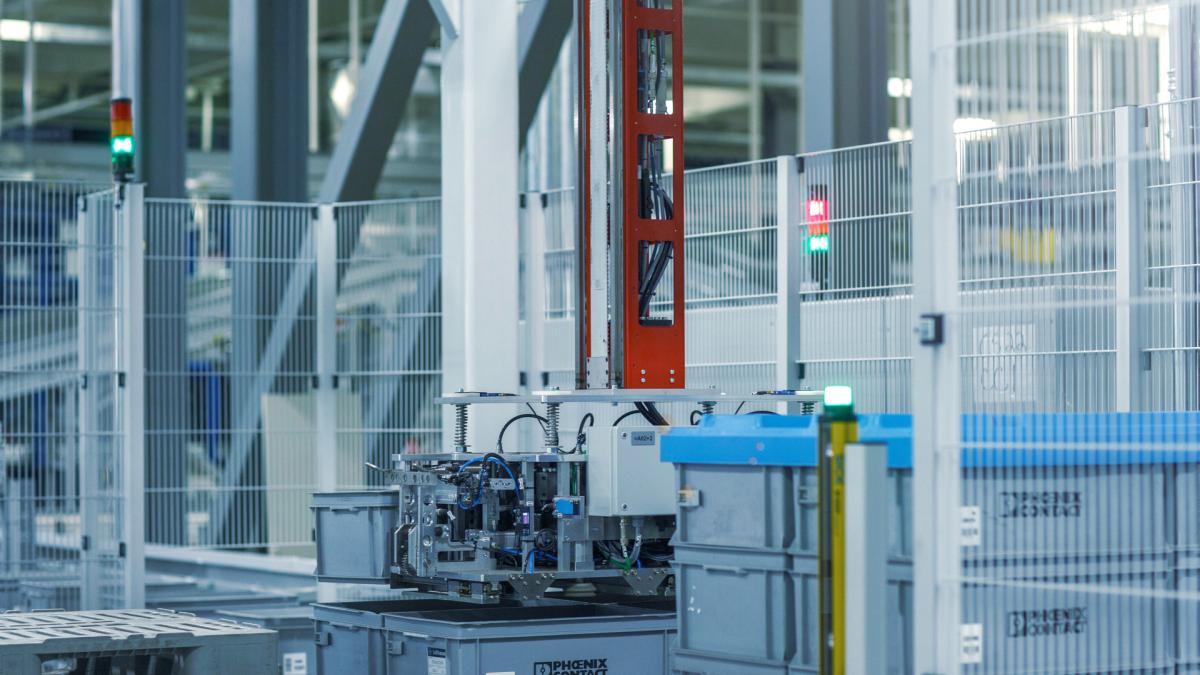 Depalletizer in the automated distribution center of viastore customer Phoenix Contact