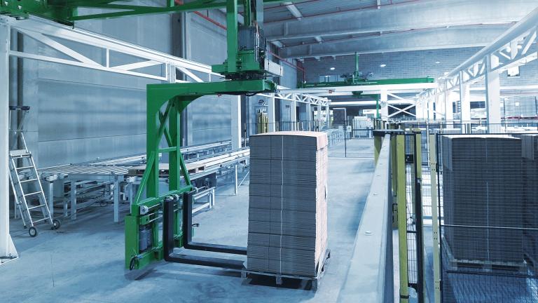 Portalroboter packt Slave-Palette im automatischen Hochregallager von viastore für VPK