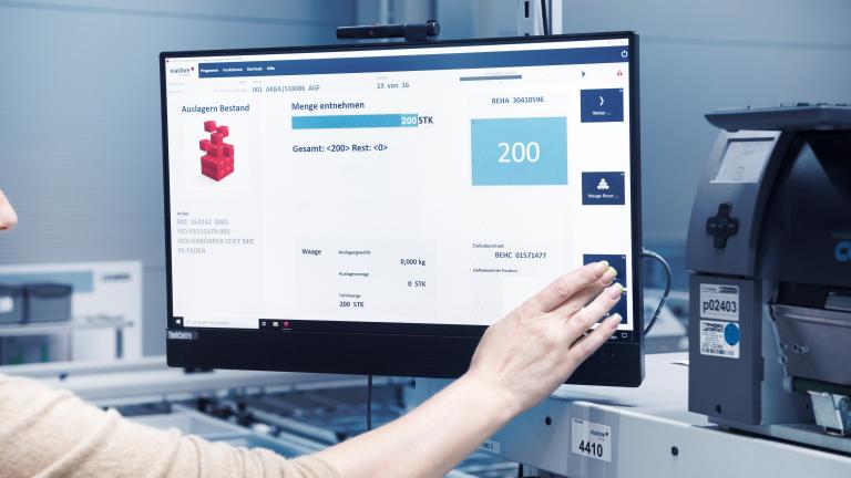 Lagermitarbeiterin bedient Bildschirm mit Warehouse Management System viadat von viastore