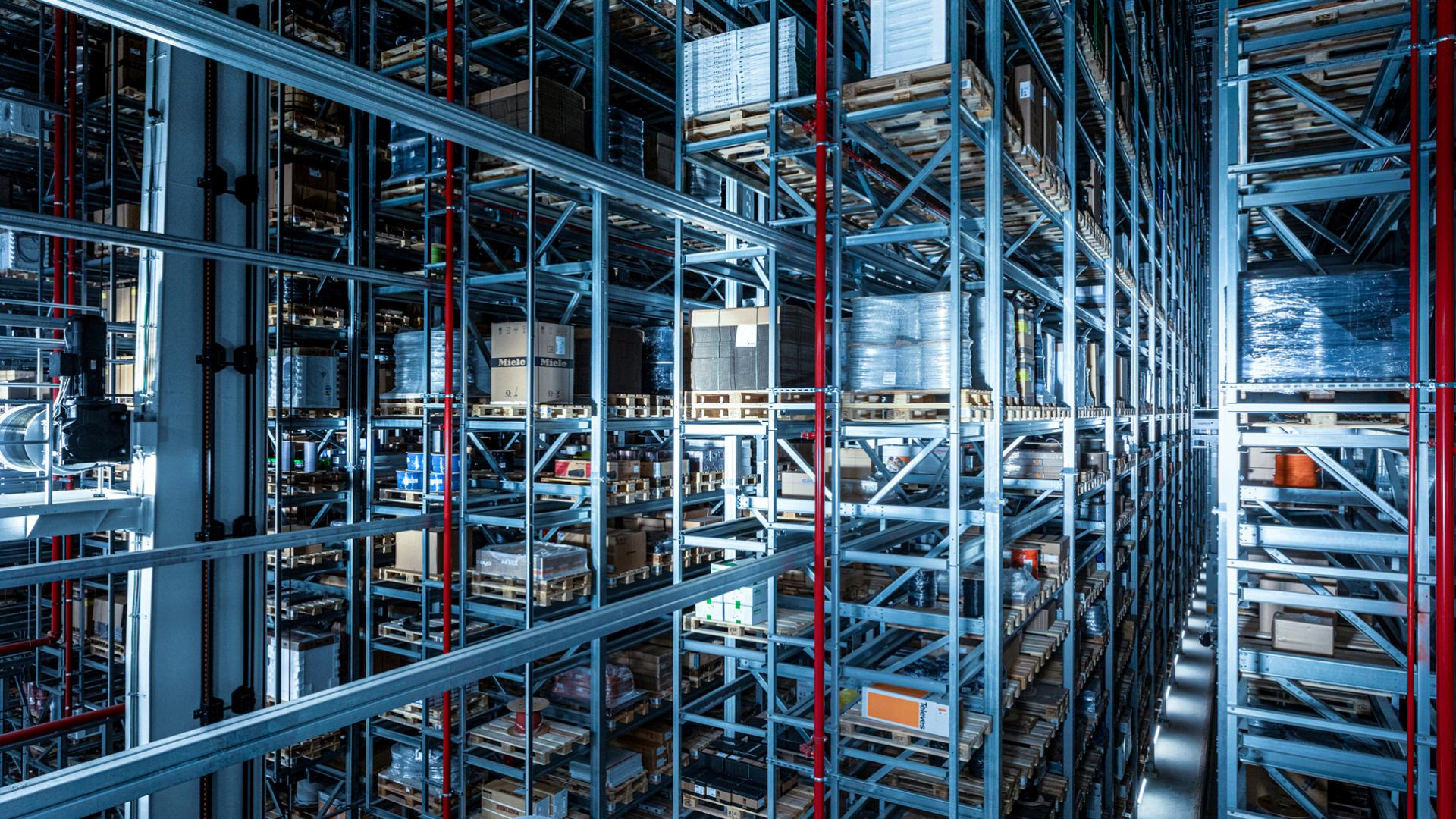 Recogida de pedidos en el almacén de palés de viastore Löffelhardt, Comercio 