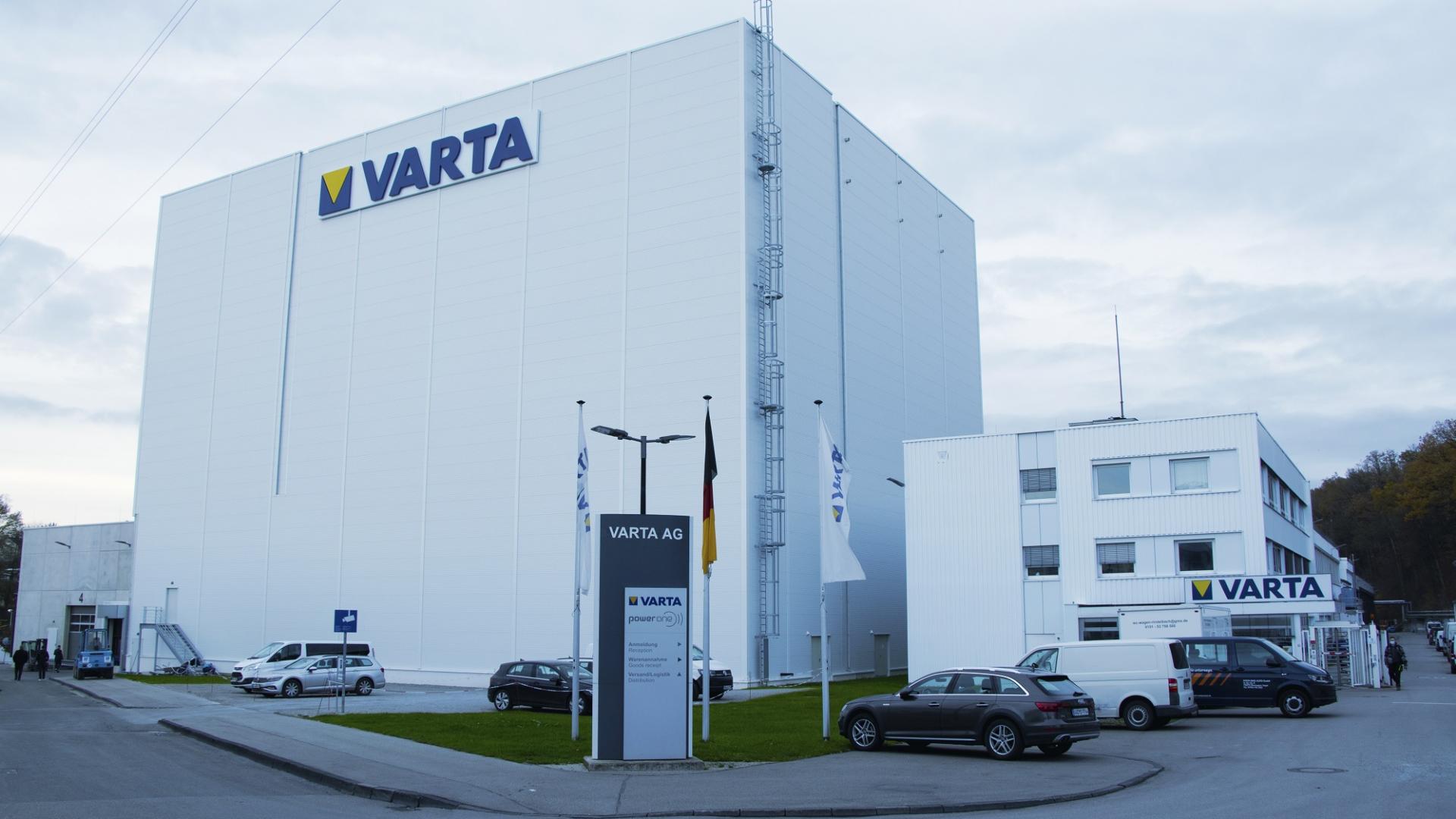 Vnější pohled na sklad s vysokými regály v obchodě od společnosti VARTA Microbattery v Ellwangenu