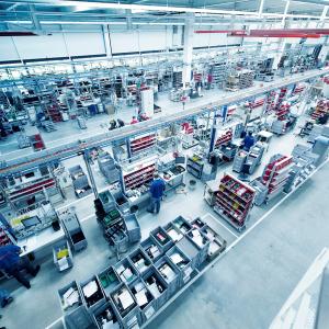 Produktionsversorgung durch viastore Routenzug bei Gemü, Industrielle Fertigung