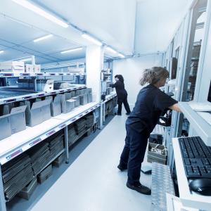Auftragskommissionierung im Kleinteilelager von viastore mit Pick-by-light bei Dermofarm, Pharmaindustrie 