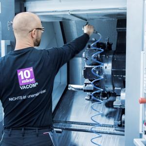 Produktion bei viastore Kunde Vacom, Industrielle Fertigung 