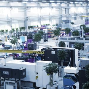 Blick in die Produktionshalle des viastore-Kunden VACOM