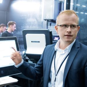 Top Manager arbeitet mit Warehouse Management Software viadat