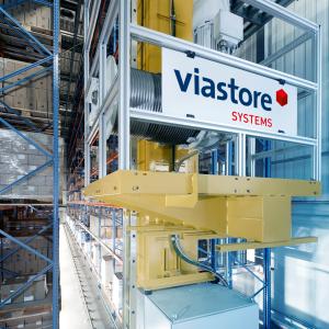 Machine de stockage et de déstockage du viastore dans l'entrepôt à hauts rayonnages du fabricant pharmaceutique Medice