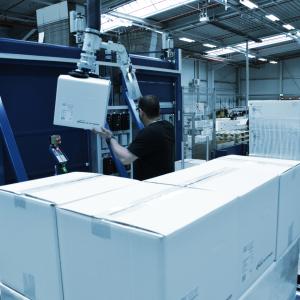 An employee at his workplace at Alcar, viastore customer Automotive