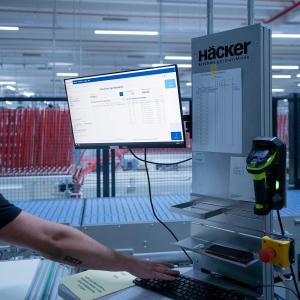 Mitarbeiter am Arbeitsplatz mit WMS viadat im Lager von Häcker