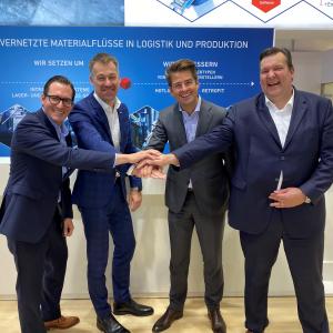 The management board of viastore and Interroll at the viastore SYSTEMS booth at LogiMAT 2022