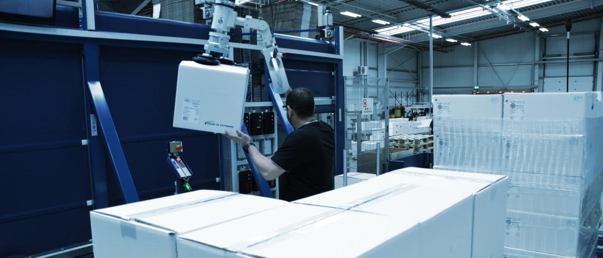 An employee at his workplace at Alcar, viastore customer Automotive