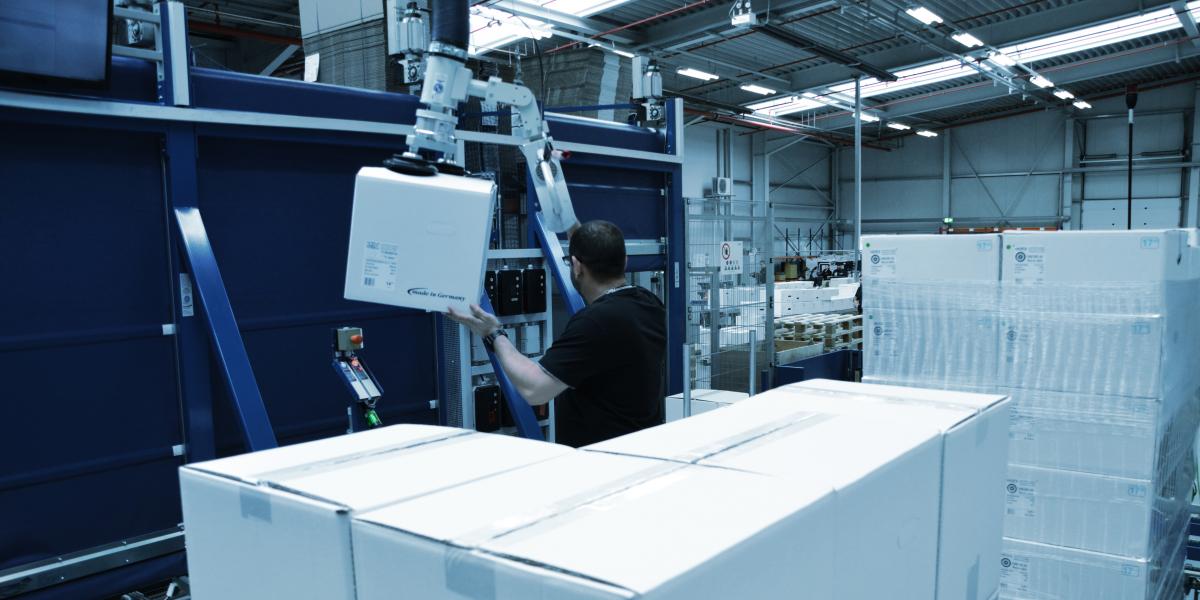 An employee at his workplace at Alcar, viastore customer Automotive