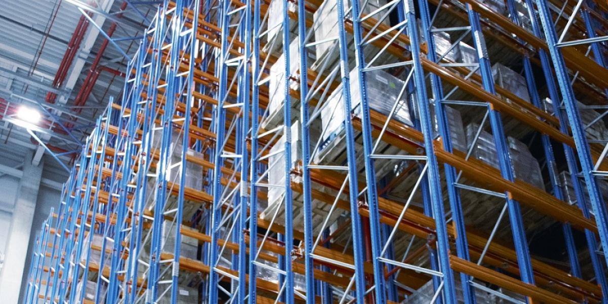Entrepôt de palettes à allées multiples, vue intérieure du magasin grande hauteur de viastore chez VARTA à Ellwangen