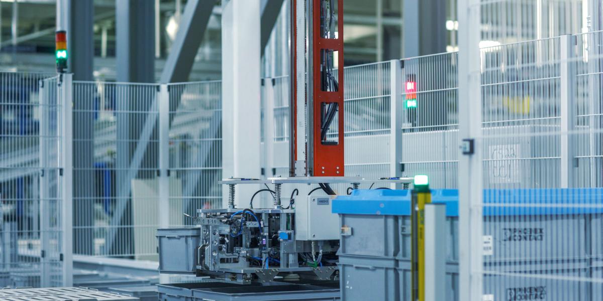 Depalletizer in the automated distribution center of viastore customer Phoenix Contact