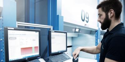 Kommissionierung am Lagerlift mit SAP EWM von viastore bei Kaeser, Industrielle Fertigung 